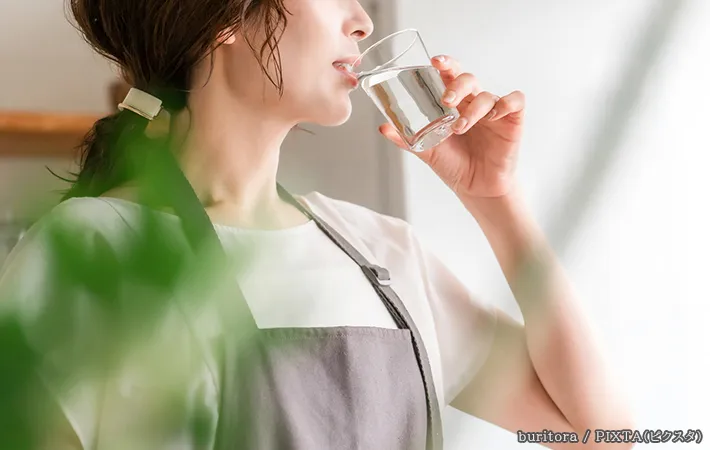 水を飲む女性の写真