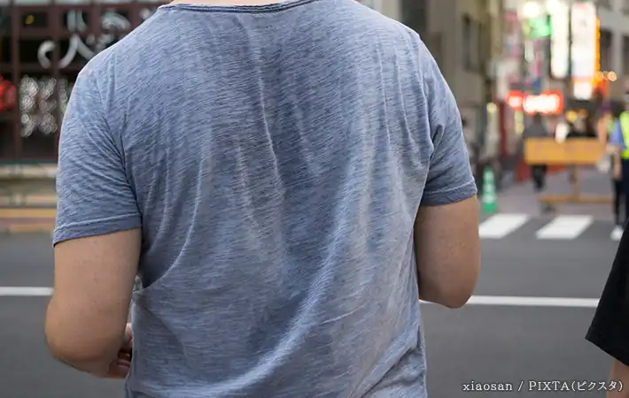グレーのTシャツを着た人の写真