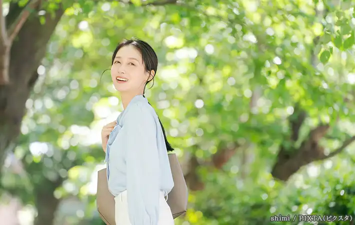 シャツを着た女性の写真
