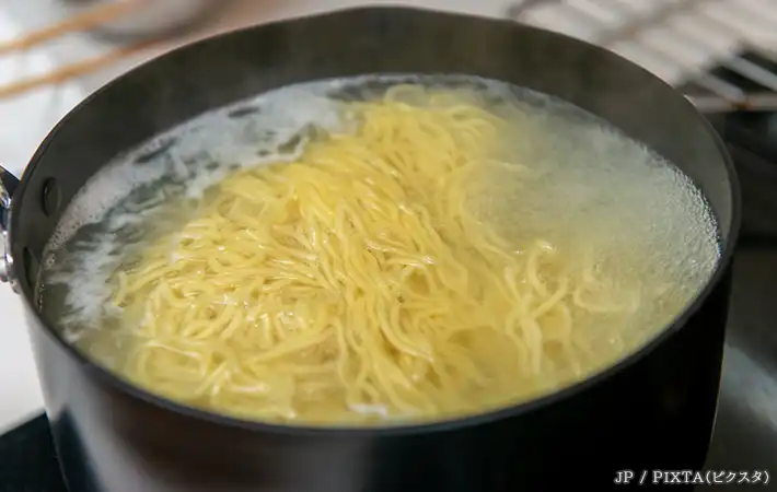 麺をゆでている写真