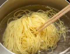 冷やし中華の麺をゆでる写真