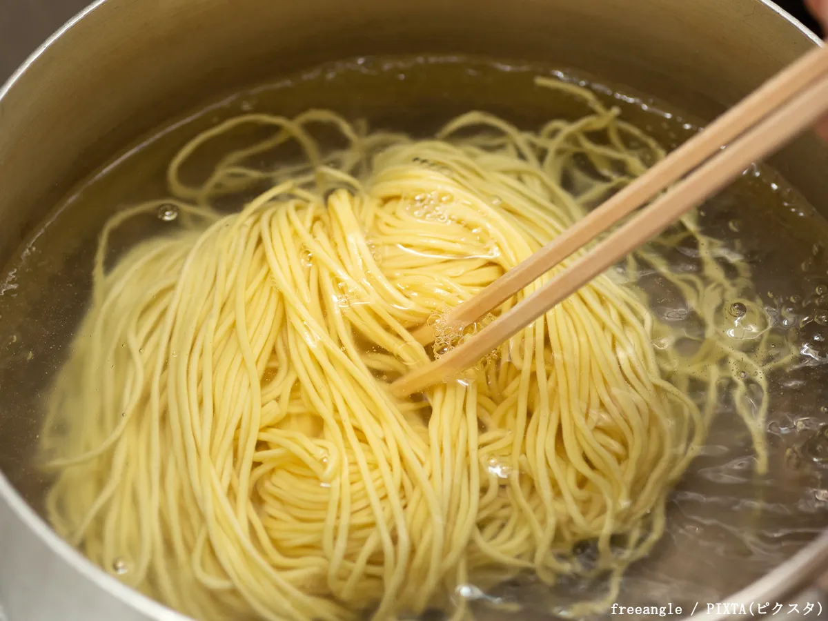 冷やし中華の麺をゆでる写真