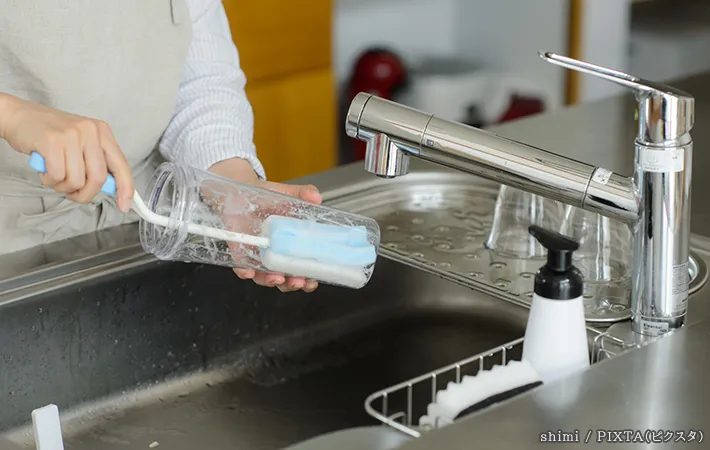 麦茶を入れる容器を洗う写真