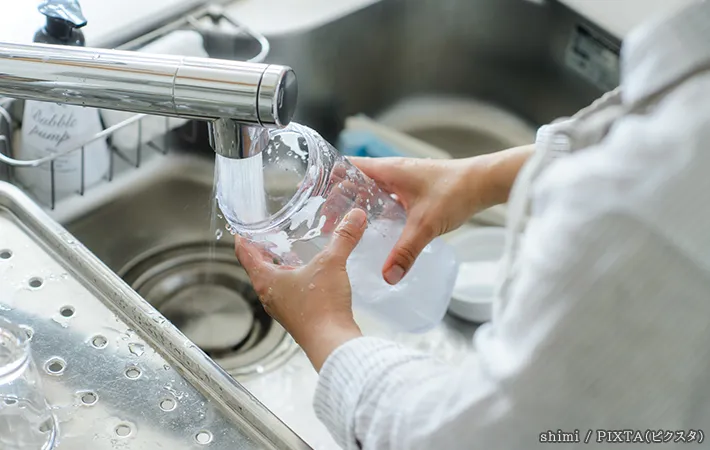 麦茶を入れる容器を洗う写真