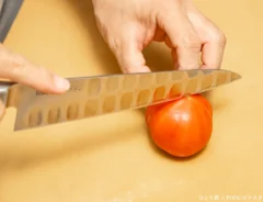 包丁でトマトを切る写真