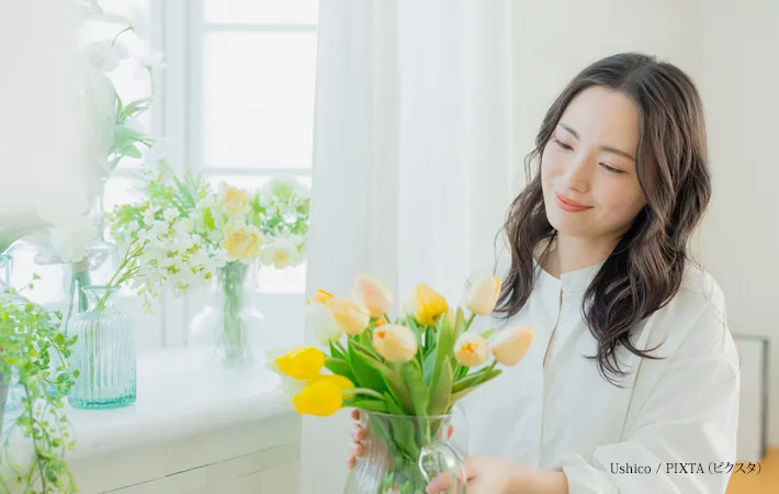 『チューリップの花瓶を持つ女性』の写真