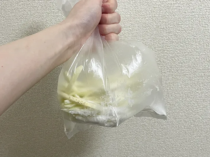 ナスと片栗粉を振り混ぜる写真（撮影：grapeフード編集部）