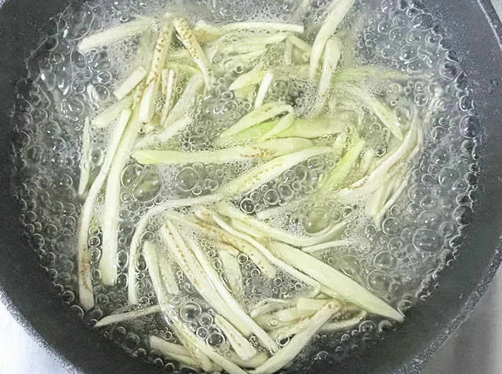 ナスをゆでる写真（撮影：grapeフード編集部）