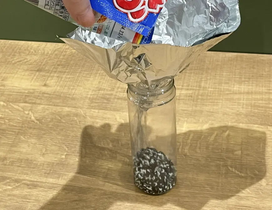 容器に調味料を注ぐ写真（撮影：grapeライフハック編集部）