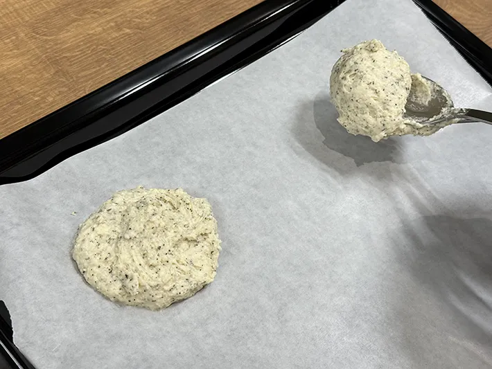 生地をクッキングシートに並べる写真（撮影：grapeフード編集部）