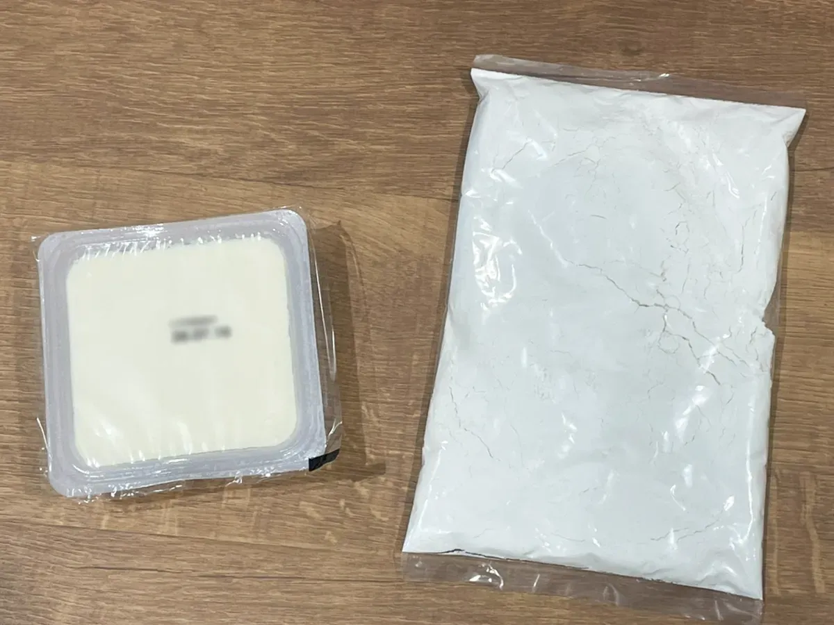 豆腐とホットケーキミックスの写真崩した豆腐にホットケーキミックスを加える写真(撮影:grapeフード編集部)