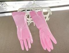 ゴム手袋を干す写真（撮影：grapeライフハック編集部）