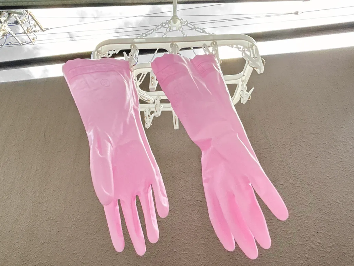 ゴム手袋を干す写真(撮影:grapeライフハック編集部)