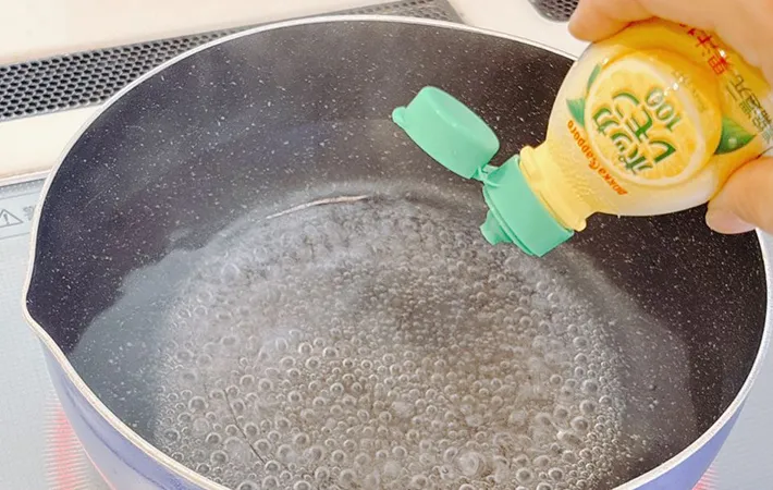お湯に『ポッカレモン』を入れる画像（撮影：キジカク）