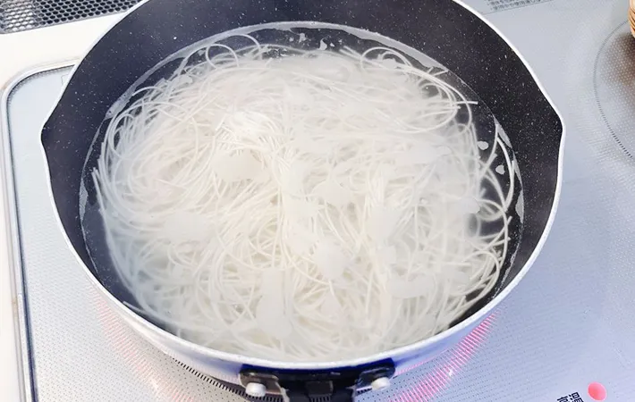 そうめんを茹でる画像（撮影：キジカク）