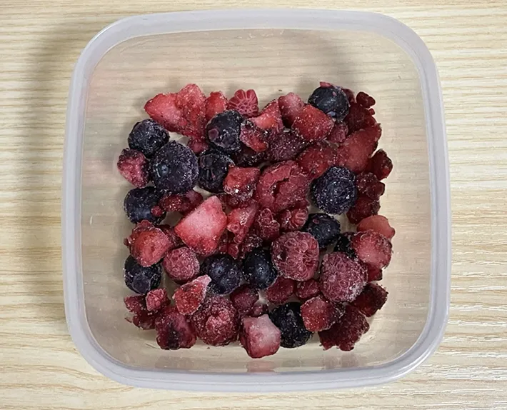 容器に冷凍ベリーを敷いた写真（撮影：grapeフード編集部）