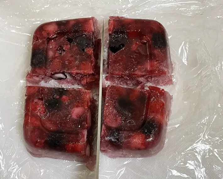 ゼリーをカットする写真（撮影：grapeフード編集部）