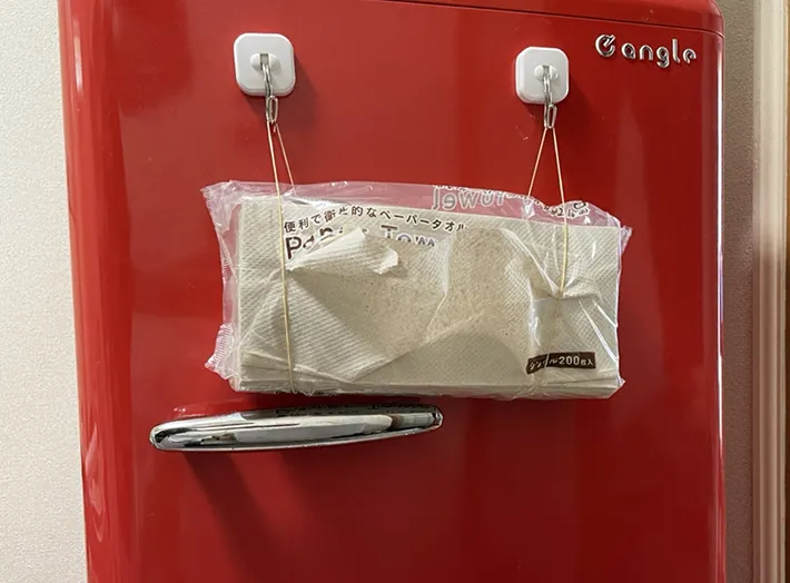 マグネットフックに輪ゴムをかける写真（撮影：grapeライフハック編集部）
