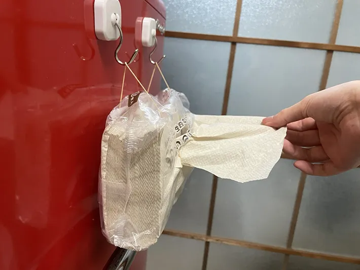 キッチンペーパーを引き出す写真（撮影：grapeライフハック編集部）