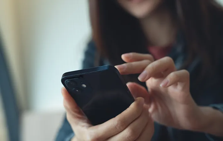 スマホを見る人の写真