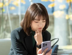 スマホを見る女性の写真