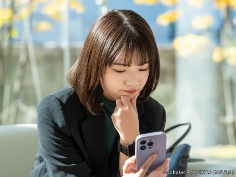 スマホを見る女性の写真