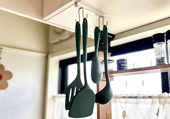 『吊り戸棚下収納フック』の活用写真（撮影：ワード）
