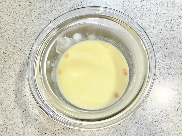 コーンスープを冷やす場面（撮影：grapeフード編集部）