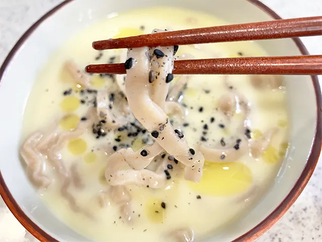 『冷やしコンポタラーメン』が完成した場面（撮影：grapeフード編集部）