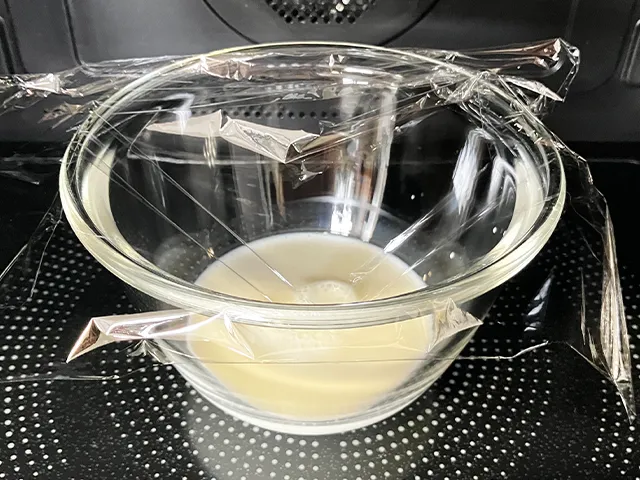 牛乳を温める場面（撮影：grapeフード編集部）