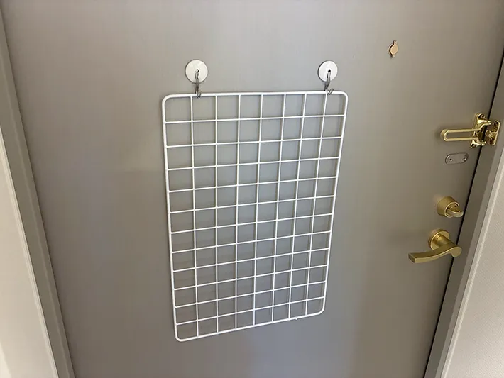 玄関でマグネットフックに引っかけたワイヤーネット（撮影：grapeライフハック編集部）