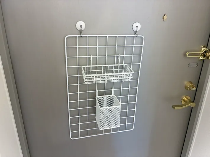 ワイヤーネットにかけた収納グッズ（撮影：grapeライフハック編集部）