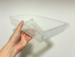 手で持った食品トレー（撮影：grapeライフハック編集部）