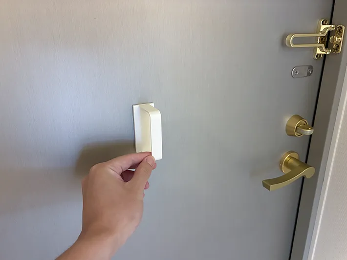 玄関で縦にD型フックを設置する場面（撮影：grapeライフハック編集部）