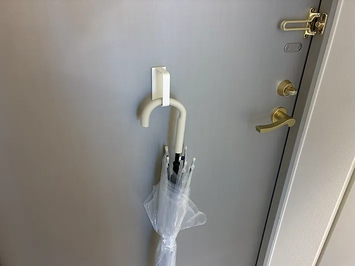 玄関でD型フックに掛けた傘（撮影：grapeライフハック編集部）