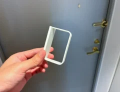 玄関で手にするD型フック（撮影：grapeライフハック編集部）