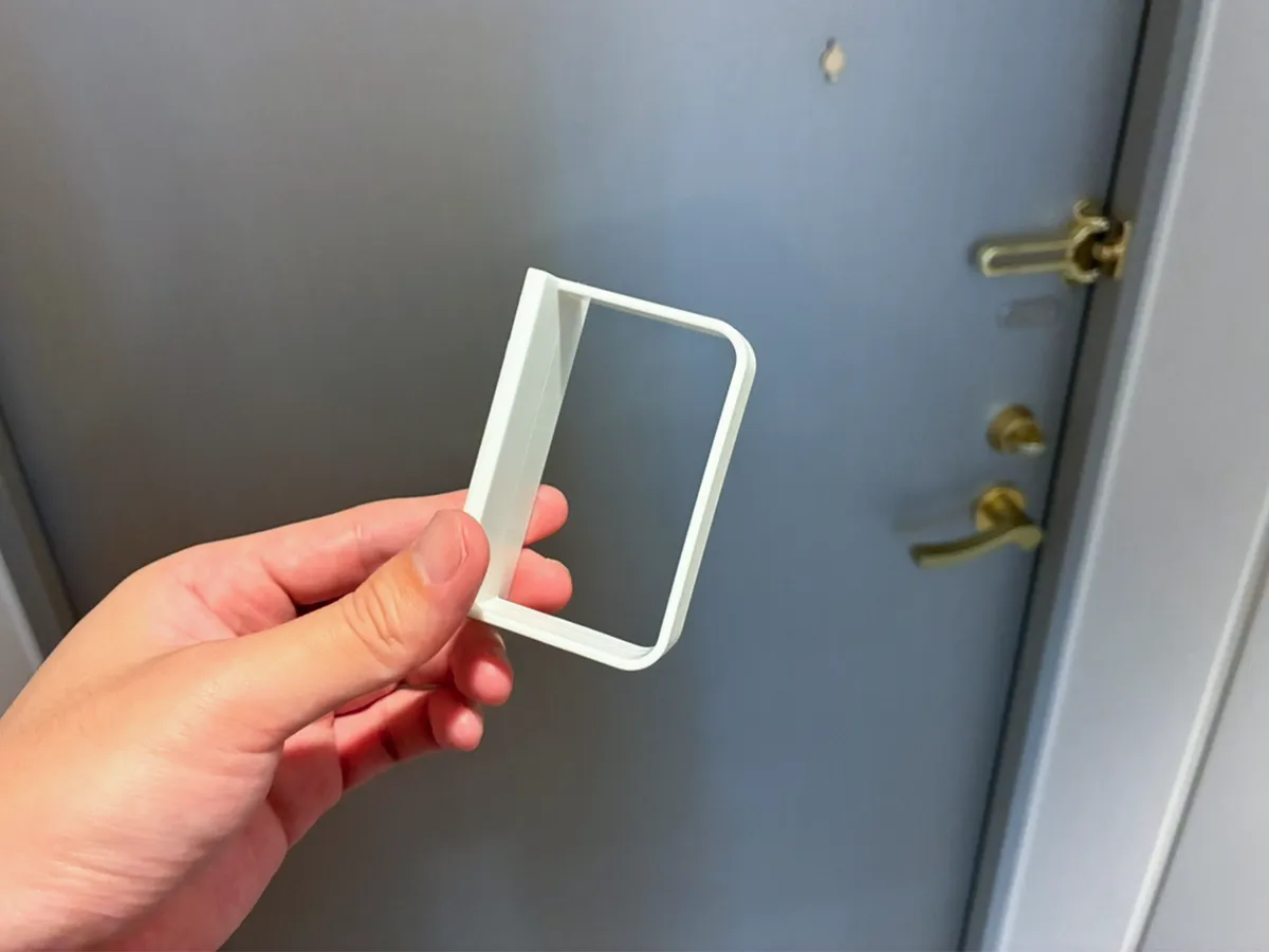 玄関で手にするD型フック（撮影：grapeライフハック編集部）