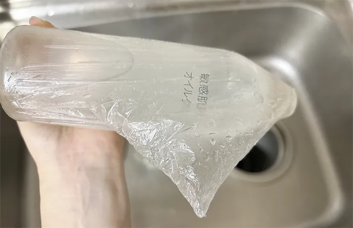 ボトルを袋に入れる写真（撮影：grapeライフハック編集部）