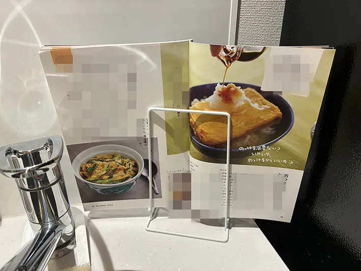 『包丁＆まな板スタンド』に立てかけたレシピ本（撮影：grapeライフハック編集部）