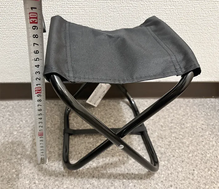 レジャー椅子を計測する写真（撮影：grapeライフハック編集部）