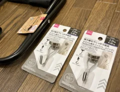ネオジム磁石フックとレジャー椅子の写真（撮影：grapeライフハック編集部）