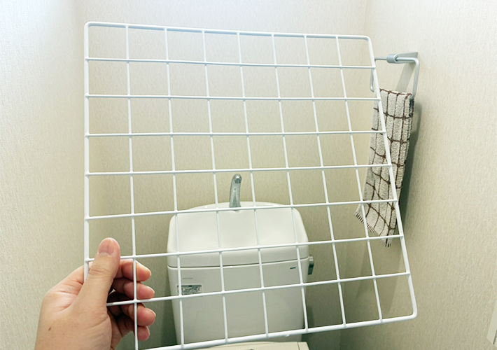 ワイヤーネットとつっぱり棒の活用写真（撮影：grapeライフハック編集部）