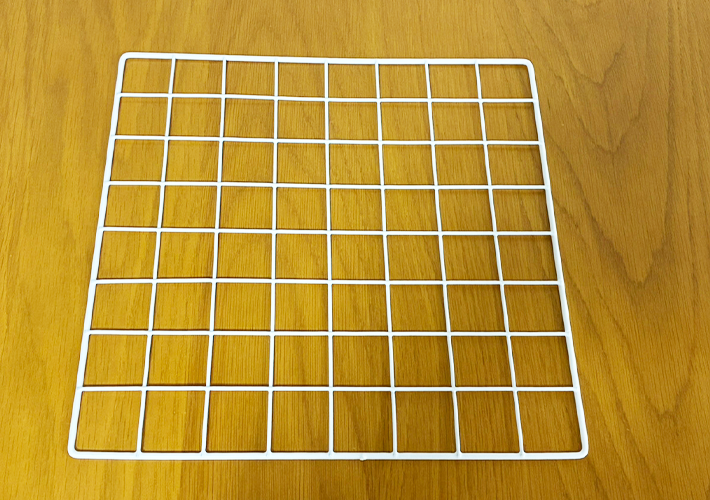 ワイヤーネットとつっぱり棒の活用写真（撮影：grapeライフハック編集部）