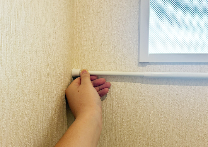 ワイヤーネットとつっぱり棒の活用写真（撮影：grapeライフハック編集部）
