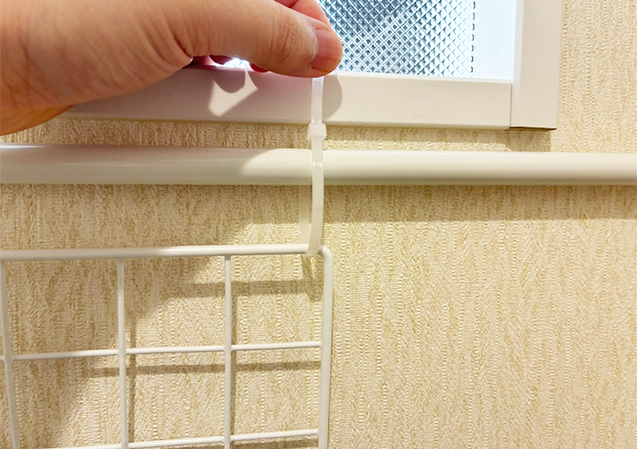 ワイヤーネットとつっぱり棒の活用写真（撮影：grapeライフハック編集部）