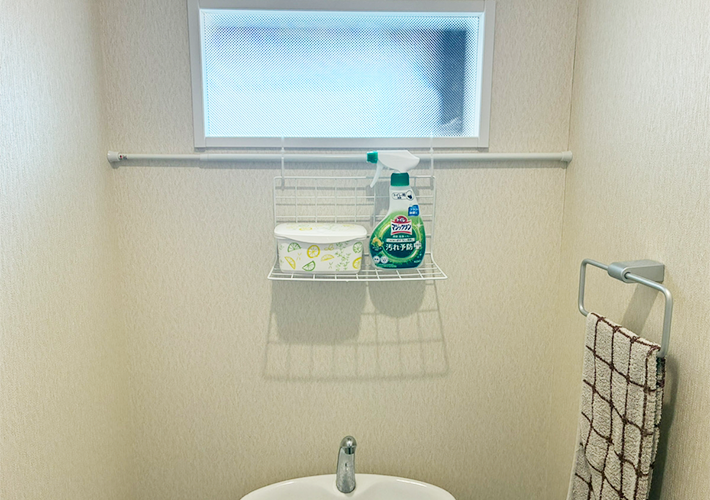 ワイヤーネットとつっぱり棒の活用写真（撮影：grapeライフハック編集部）