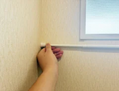 ワイヤーネットとつっぱり棒の活用写真（撮影：grapeライフハック編集部）