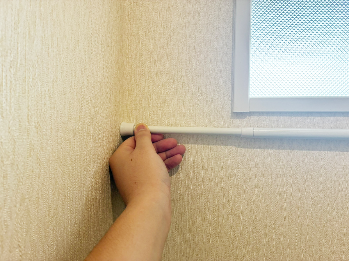 ワイヤーネットとつっぱり棒の活用写真(撮影:grapeライフハック編集部)
