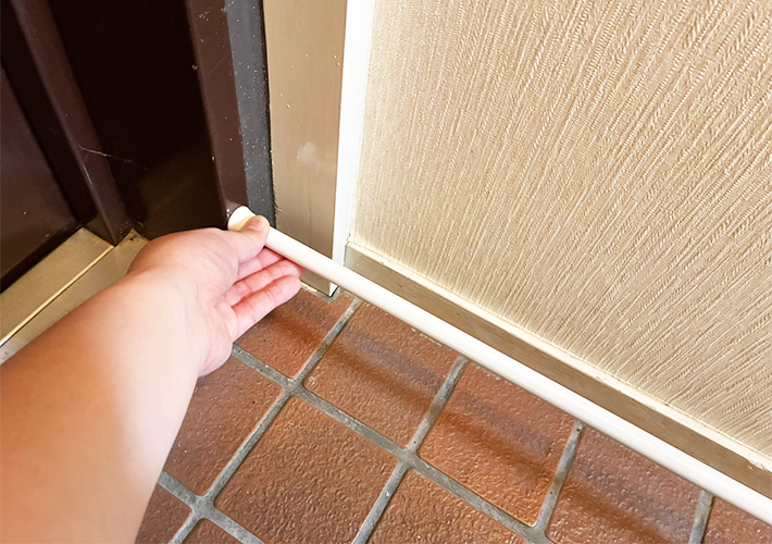つっぱり棒の玄関収納写真（撮影：grapeライフハック編集部）