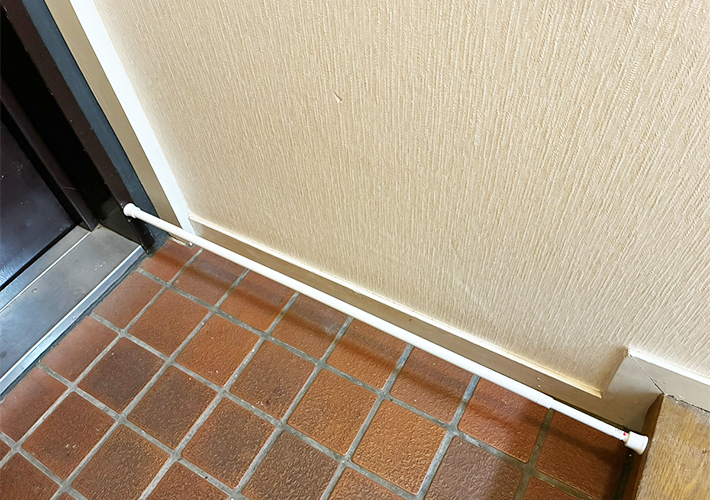 つっぱり棒の玄関収納写真（撮影：grapeライフハック編集部）